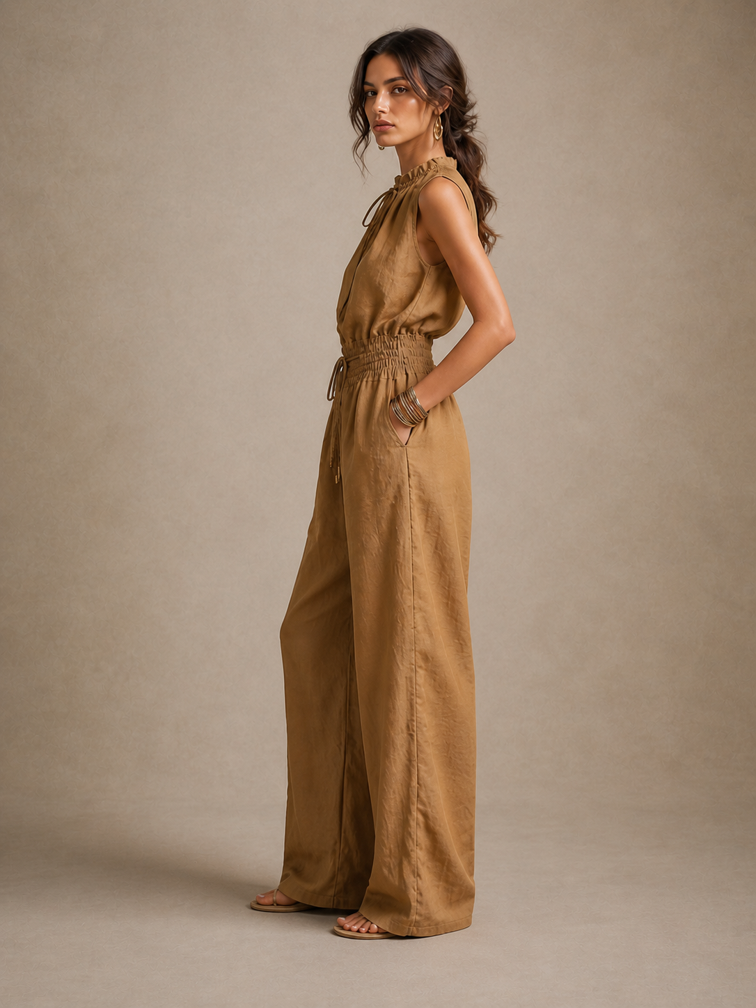 Zenaide | Mono color camel con cuello alto anudado y pierna ancha