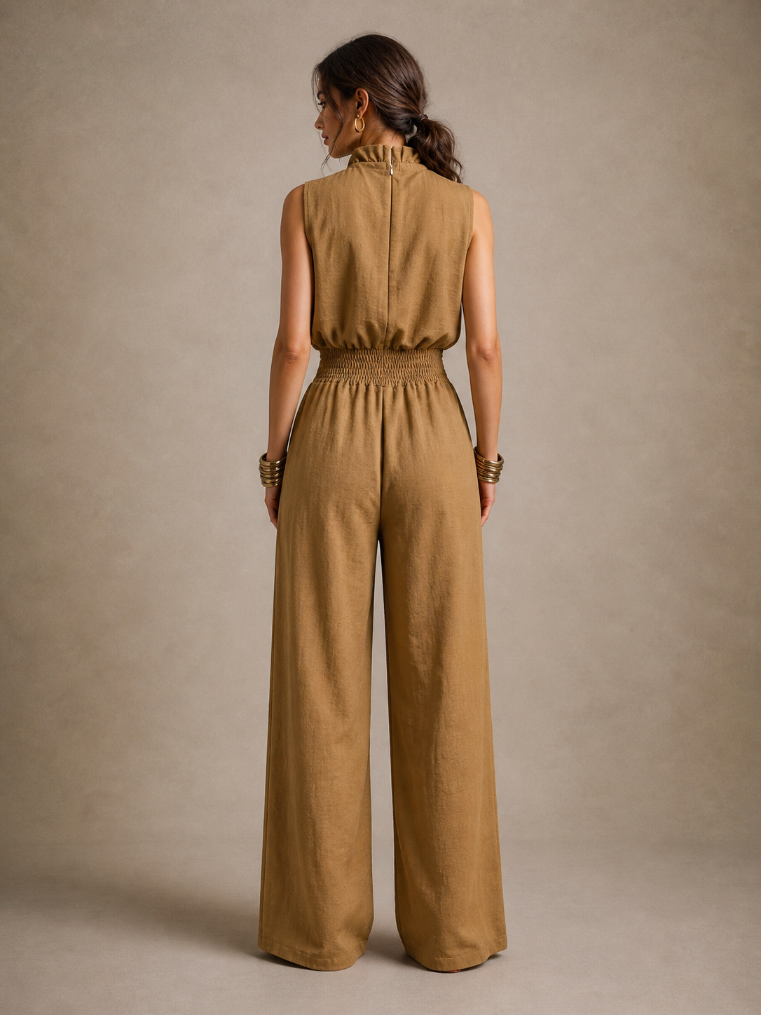 Zenaide | Mono color camel con cuello alto anudado y pierna ancha