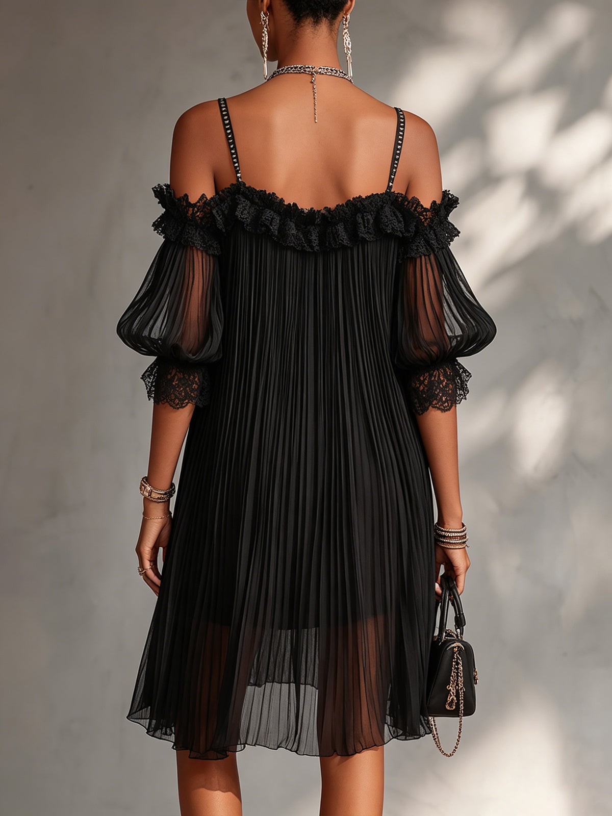 Camille | Minivestido negro de gasa con hombros descubiertos y encaje