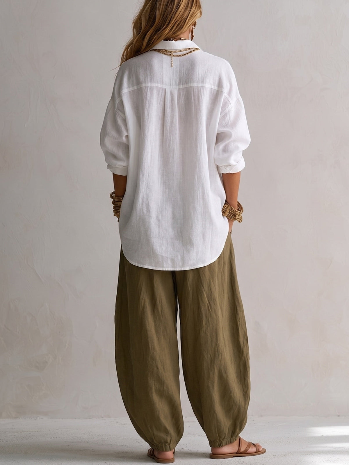 Capucine | Conjunto de blusa blanca holgada y pantalón verde oliva