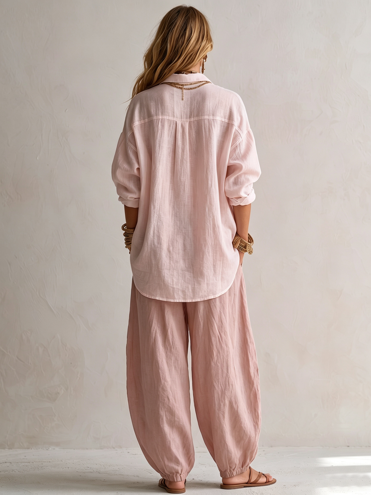Capucine | Conjunto de blusa blanca holgada y pantalón verde oliva